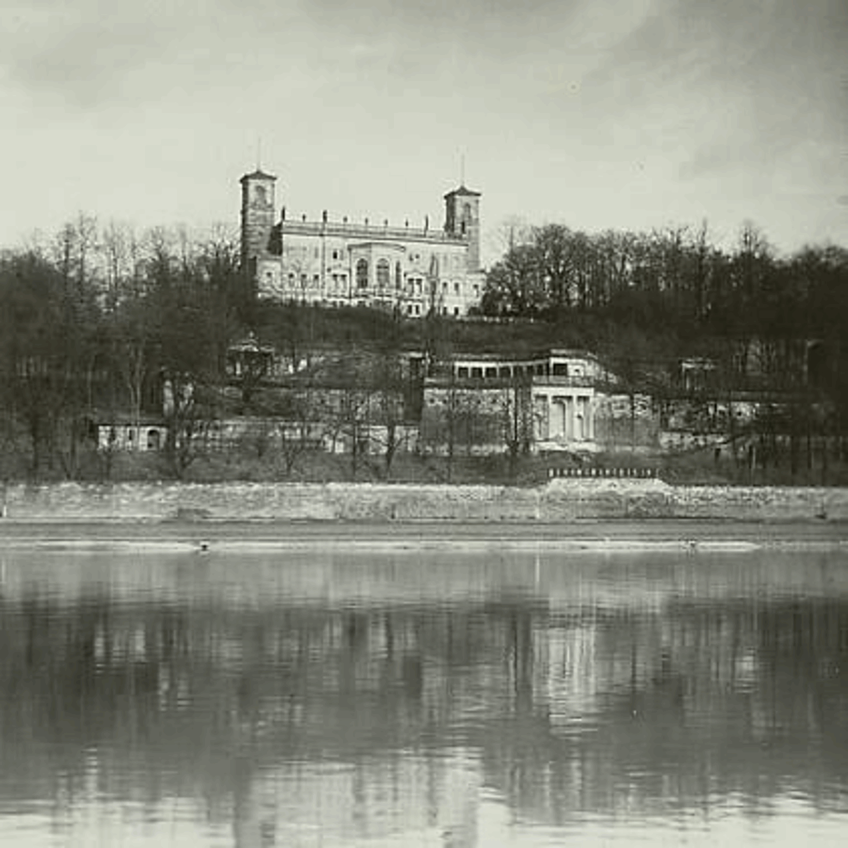 Schloss Albrechtsberg, Dresden – historische Aufnahme des Schlosses über der Elbe