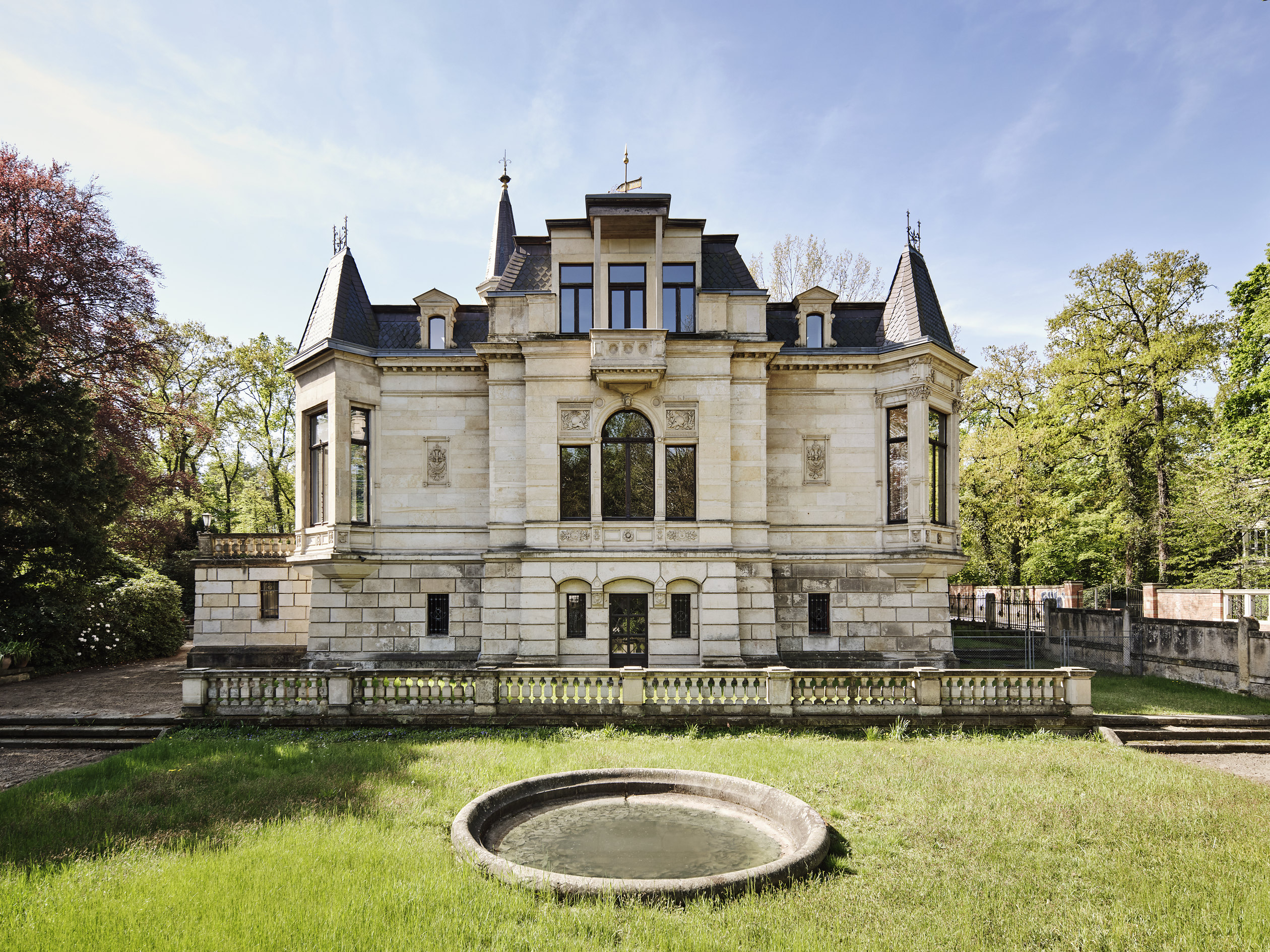 Villa Waldpark, Dresden – Gartenansicht mit Brunnenbecken