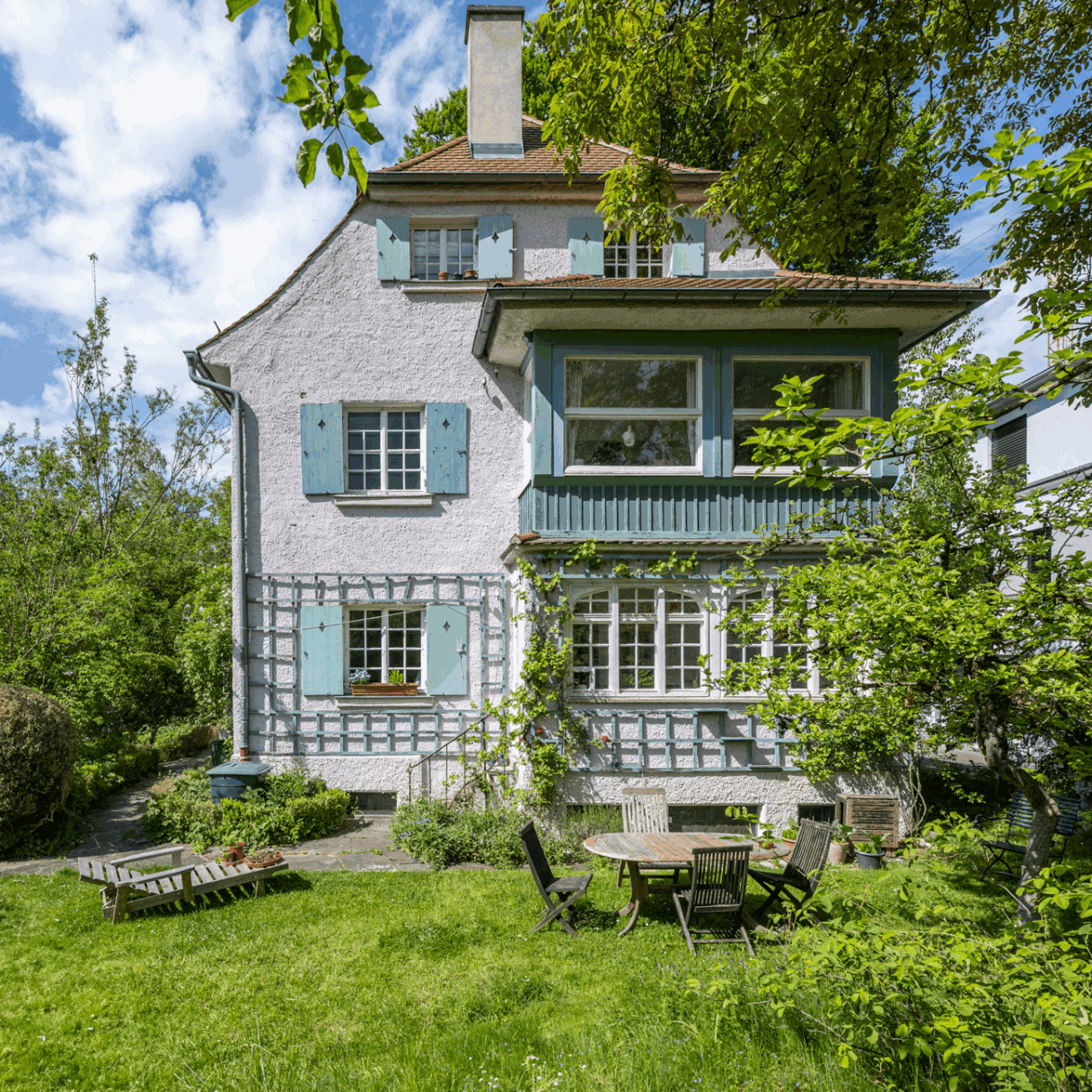 Historische Künstlervilla, München – Gartenansicht mit Fachwerk-Obergeschoss